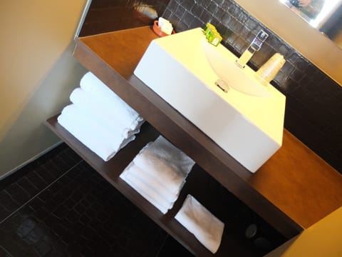 Standard Triple Room | Bathroom sink