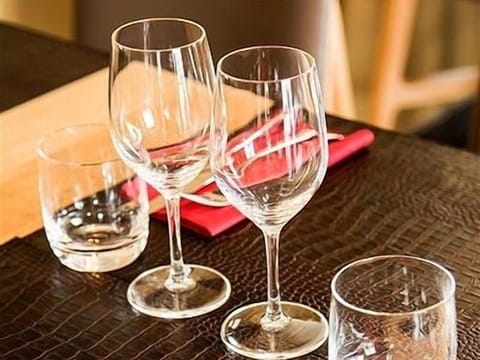 Breakfast and dinner served, French cuisine