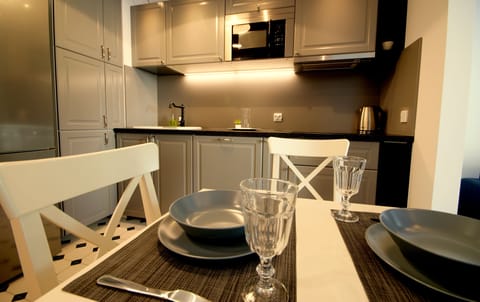 Classic Apartment (ul. Wypoczynkowa 34A) | Private kitchenette | Full-size fridge, stovetop, dishwasher, coffee/tea maker