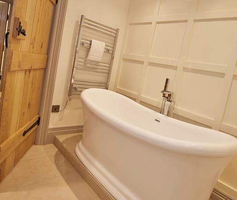 Classic Double or Twin Room | Bathroom | Separate tub and shower, rainfall showerhead, free toiletries