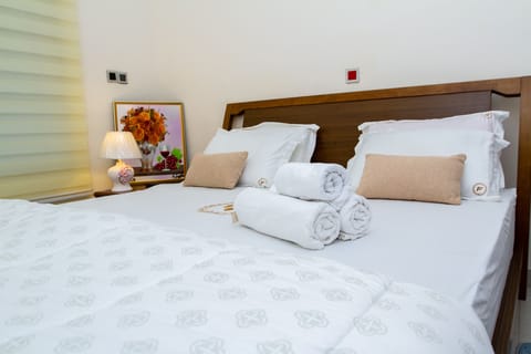 Deluxe | Premium bedding, down comforters, free WiFi