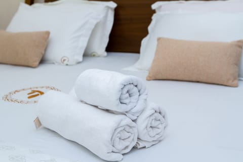 Deluxe | Premium bedding, down comforters, free WiFi