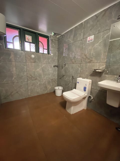 Junior Room | Bathroom