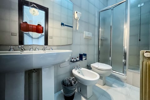 Standard Triple Room | Bathroom | Hair dryer, bidet, towels, soap