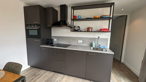 Full-size fridge, microwave, oven, stovetop