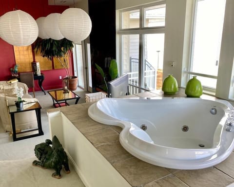 Luxury Suite, 1 King Bed, Fireplace, Bay View (Jacuzzi Orient) | Jetted tub