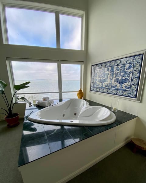 Luxury Suite, 1 King Bed, Fireplace, Bay View (Jacuzzi Riviera) | Jetted tub