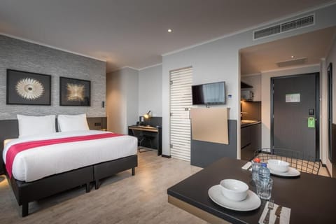 Pillowtop beds, in-room safe, desk, blackout drapes