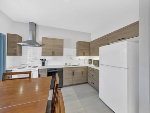 Premium Apartment | Private kitchen | Fridge, microwave, oven, stovetop