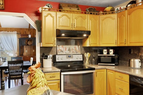 Cottage, 2 Bedrooms | Private kitchen | Fridge, oven, coffee/tea maker, toaster