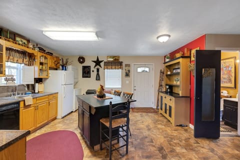 Cottage, 2 Bedrooms | Private kitchen | Fridge, oven, coffee/tea maker, toaster