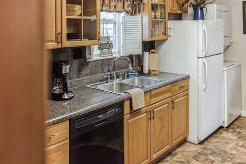 Cottage, 2 Bedrooms | Private kitchen | Fridge, oven, coffee/tea maker, toaster