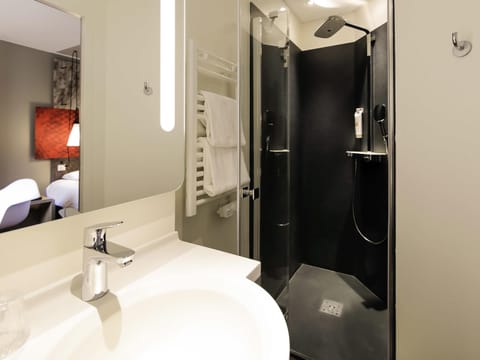 Standard Room, 2 Twin Beds | Premium bedding, desk, laptop workspace, blackout drapes