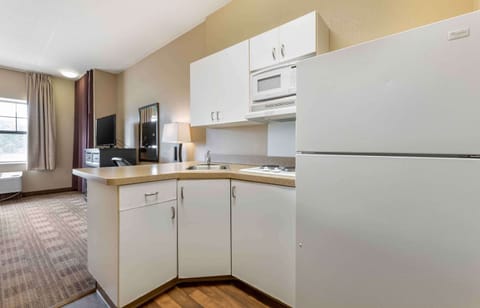 Studio, 1 Queen Bed, Non Smoking | Private kitchen | Fridge, microwave, stovetop