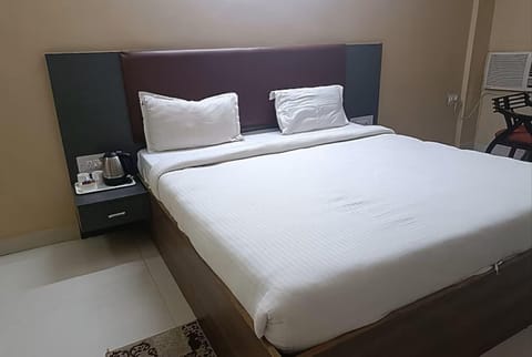 Executive Double Room | Desk, free WiFi, bed sheets