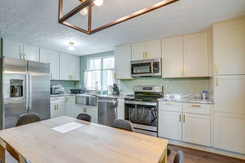 House (3 Bedrooms) | Private kitchen | Microwave, oven, stovetop, dishwasher