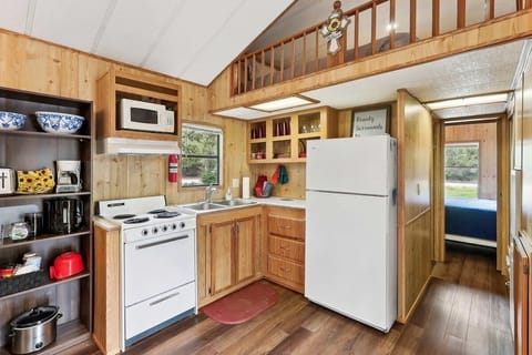 Cabin, 1 Bedroom | Private kitchen | Fridge, oven, coffee/tea maker, toaster