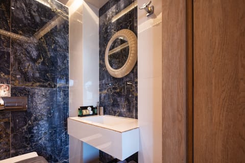 Deluxe Suite | Bathroom | Combined shower/tub, jetted tub, free toiletries, hair dryer