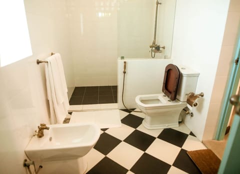 Deluxe Double Room, Garden View | Bathroom | Free toiletries, hair dryer, bidet, towels