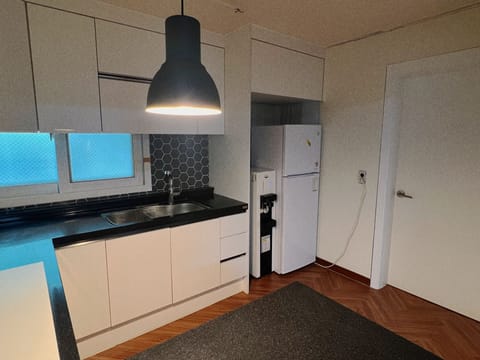 Family Studio Suite | Private kitchen | Mini-fridge, microwave