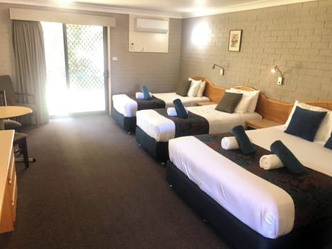 Signature Quadruple Room | Desk, iron/ironing board, free WiFi, bed sheets