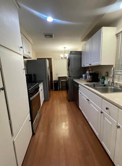 Full-size fridge, oven, stovetop, dishwasher