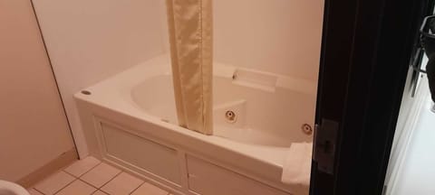 Economy Double Room | Bathroom