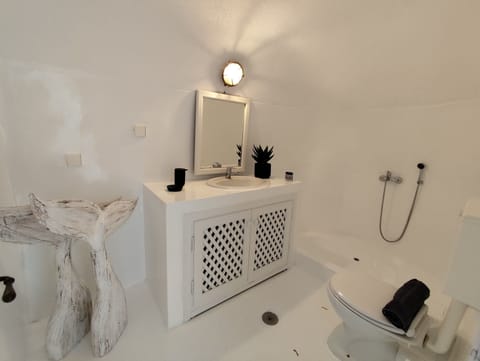 Superior Suite | Bathroom | Shower, hair dryer, towels, soap