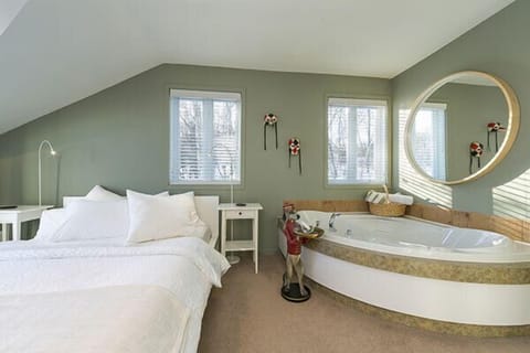 Classic Room, 1 Queen Bed (La brume de mer) | Bathroom | Free toiletries, hair dryer, bathrobes, towels