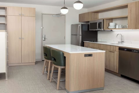 Full-size fridge, microwave, stovetop, dishwasher