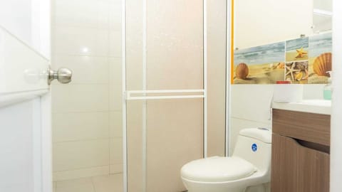 Economy Double Room | Bathroom | Shower