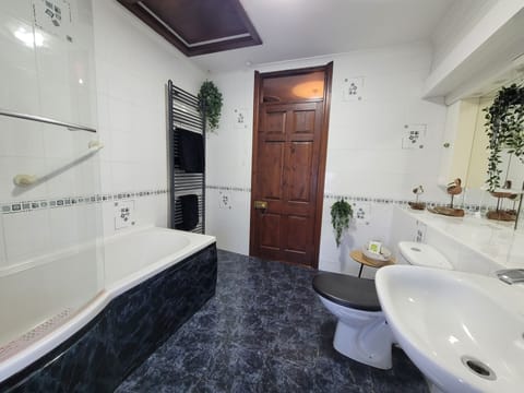 Double Room (The Nook) | Bathroom