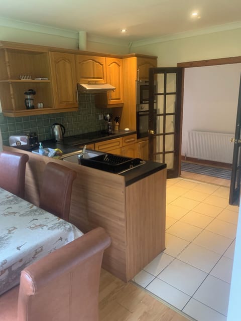 Cottage | Private kitchen | Fridge, microwave, oven, stovetop