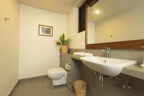 Deluxe Double or Twin Room, River View | Bathroom