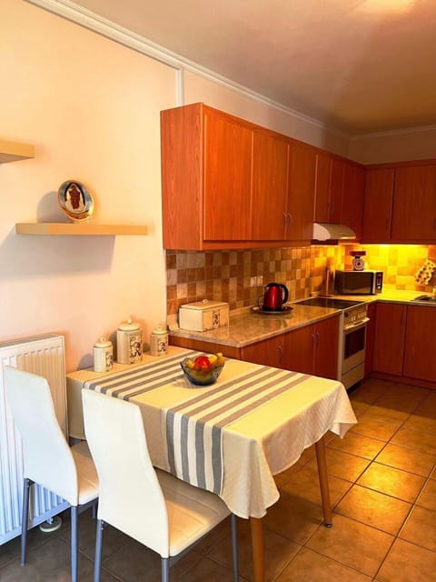 Comfort Apartment | Private kitchen | Full-size fridge, microwave, oven, stovetop