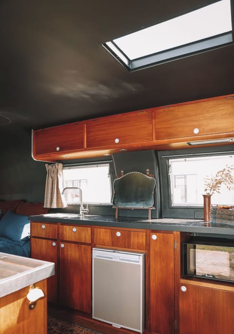 Airstream Betty | Minibar, iron/ironing board, free WiFi, bed sheets