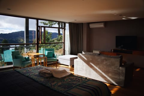 Deluxe Suite, Lake View | Egyptian cotton sheets, premium bedding, pillowtop beds, minibar