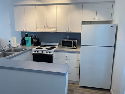 Comfort Studio, Courtyard View | Private kitchen | Full-size fridge, microwave, oven, stovetop