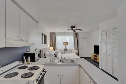 City Studio | Private kitchen | Full-size fridge, microwave, oven, stovetop