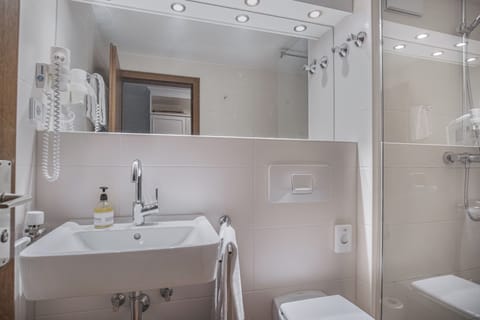 Double Room | Bathroom | Hair dryer, towels, soap, toilet paper