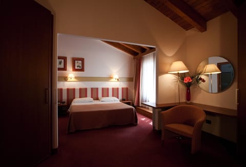 Junior Suite | Premium bedding, minibar, in-room safe, desk