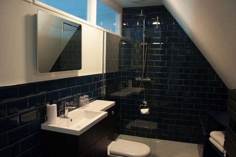 Suite, Ensuite, Garden View (Links Suite) | Bathroom | Shower, free toiletries, hair dryer, towels