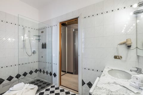 Deluxe Room, City View | Bathroom | Shower, hair dryer, bidet, towels