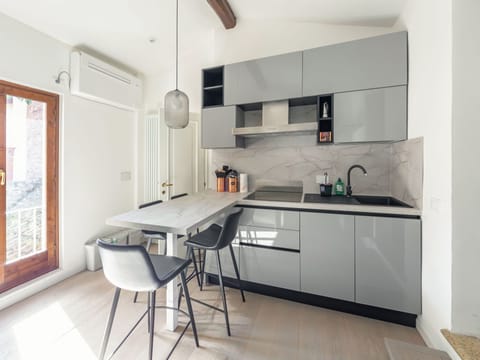 City Apartment | Private kitchen | Full-size fridge, microwave, oven, stovetop