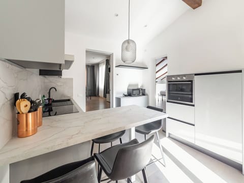 City Apartment | Private kitchen | Full-size fridge, microwave, oven, stovetop