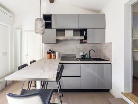 City Apartment | Private kitchen | Full-size fridge, microwave, oven, stovetop