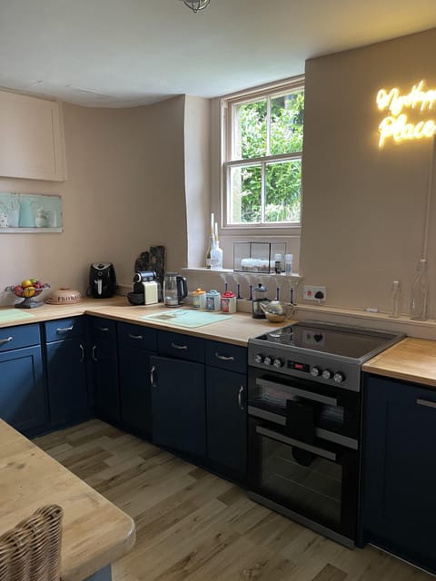 Cottage | Private kitchen | Fridge, microwave, oven, stovetop