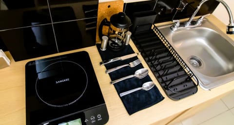 Deluxe Studio Suite, City View | Private kitchen | Fridge, microwave, coffee/tea maker, blender