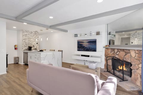 Condo, Multiple Beds, Hot Tub, Mountain View (2082) | Living area | Fireplace