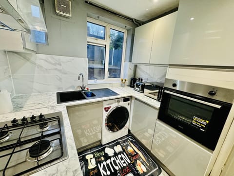 House | Private kitchen | Fridge, microwave, oven, stovetop